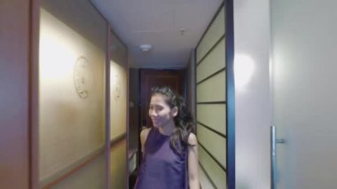 Singapur. 11 Aralık 2017: beş yıldızlı otel odasında gelen ve Marina Bay Sands Hotel balkondan güzel manzara zevk mutlu genç kadın