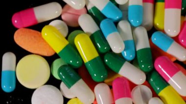 Tabletler ve hap ilaç masanın üzerine yığını bir makro çekim