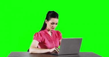 Tablo ile bir dizüstü bilgisayar üzerinde çalışan genç iş kadını vurdu 4 k çözünürlüklü yeşil ekran arka planı ile