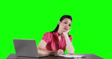 Çok kadın işçi sıkılmış, bir dizüstü bilgisayar ve bir belge tablo üzerinde çalışma görünüyor. 4 k çözünürlüklü yeşil ekran arka planı ile vurdu