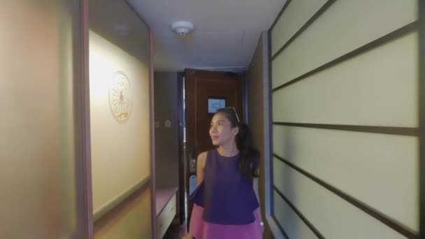 Singapore Dicembre 2017 Felice Turista Donna Entra Una Camera Albergo — Video Stock