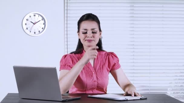 Молодая Работница Работающая Офисе Размышляя Над Идеей Записывая Бумаге Ноутбуком — стоковое видео
