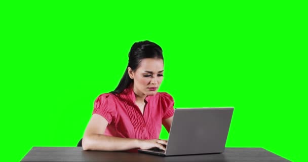 Молодая Работница Работает Ноутбуком Столе Выглядит Получить Идею Снимок Разрешении — стоковое видео