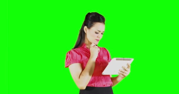Молода Бізнес Леді Використовуючи Цифровий Планшетний Комп Ютер Стоїть Перед — стокове відео