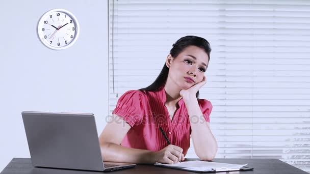 Businesswoman Working Office Looks Bored Writing Paperwork Laptop Desk — Stock Video