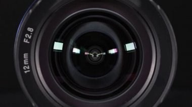Makro fotoğraf makinesi lens yansıması ile çekim stüdyoda koyu arka plan üzerinde