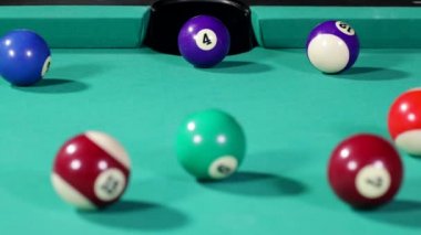 Bilardo topu dördüncü isabet bir beyaz bilardo topu kadar yakın ve deliğe almak