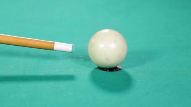 Bilardo masası üzerinde bir işaret sopa ile beyaz bilardo topu kadar kapatın