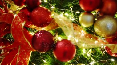 Renkli Noel Ball şerit ve Festival alışveriş merkezinde Noel ağacı ışıkları kapat