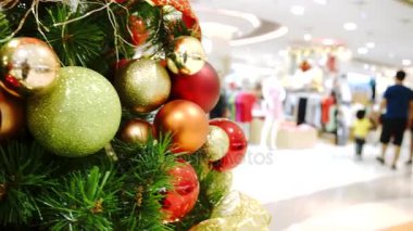 Jakarta - Endonezya. 15 Aralık 2017: görüntü arka plan ile şerit alışveriş merkezi ve Noel topları dolu bir Noel ağacının kapat