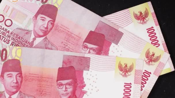Primer Plano Alguien Contando Cien Mil Rupias Indonesias Mesa — Vídeo de stock