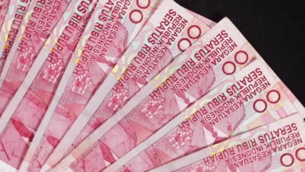 Висока Кут Зору Індонезійської Рупії Векселів Спінінг Столі Студії — стокове відео