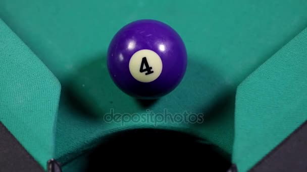 Gros Plan Une Boule Billard Avec Numéro Couleur Pourpre Tombant — Video