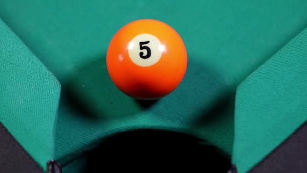 Nahaufnahme Einer Orangefarbenen Billardkugel Mit Der Nummer Die Ins Billardtischloch — Stockvideo