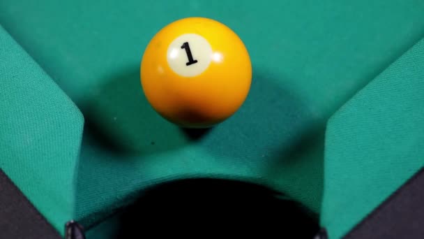 关闭一个台球的第一个黄色的颜色落入台球桌孔 — 图库视频影像