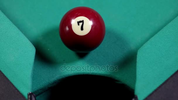 关闭一个台球编号7与红色的颜色落入台球桌孔 — 图库视频影像
