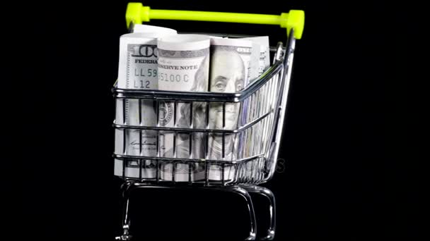 暗い背景上ショッピングカートでアメリカのドル紙幣のクローズ アップ — ストック動画