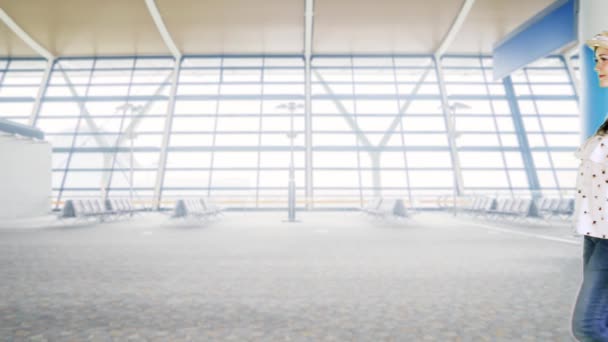 女旅客携带行李时在机场候机楼走 — 图库视频影像