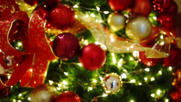 Primo Piano Ornamenti Dell Albero Natale Rosso Dorato Con Luce — Video Stock