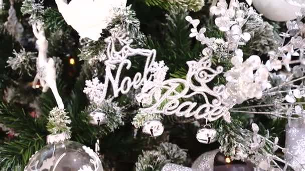 Detailní záběr na vánoční stromeček s stříbrnými ornamenty v nákupním středisku