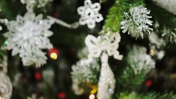 Primo Piano Ornamenti Natalizi Sfocati Con Colore Argento Appesi Albero — Video Stock