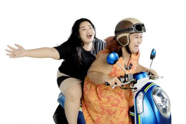 İki mutlu kadın studio bir motosiklet sürme