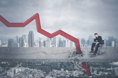 Tekerlekli sandalye ve azalan ok ile Sad işadamı