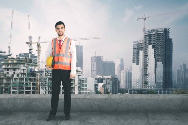 Çatıda duran samimi Arabian mimar