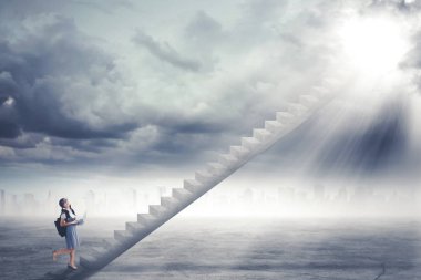 Güneş ışığı doğru merdiven üzerinde adım kız öğrenci