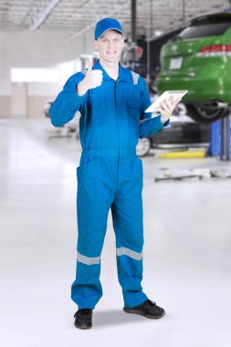 Yukarı ve tablet ile Avrupa makinist