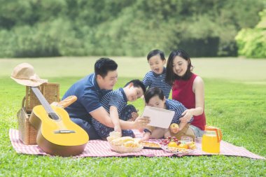 Bir tablet Park Çin ailesiyle