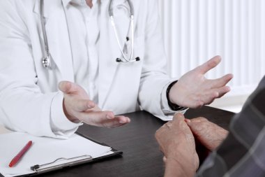 Anonim doktor bir hastayla konuşuyor