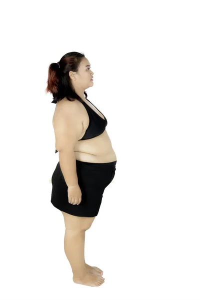 Молодая толстая женщина, стоящая в студии — стоковое фото