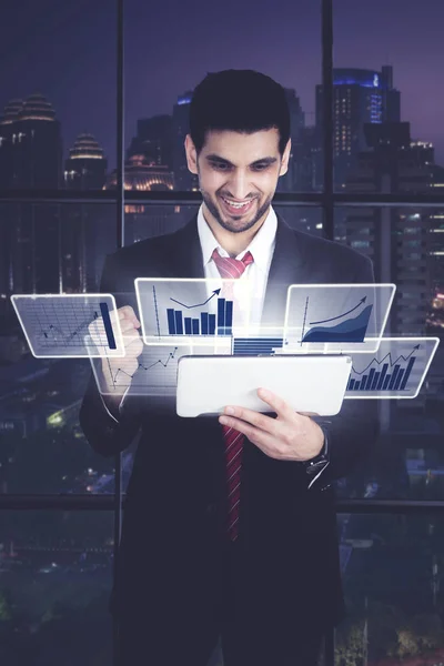Successful businessman with virtual of growth graph — Stock Photo, Image