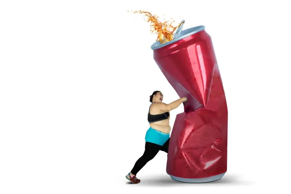 Overgewicht vrouw ponsen frisdrank — Stockfoto