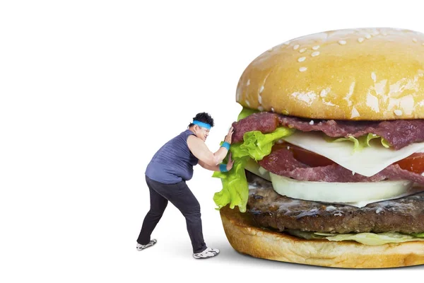 超重男子推大汉堡 — 图库照片
