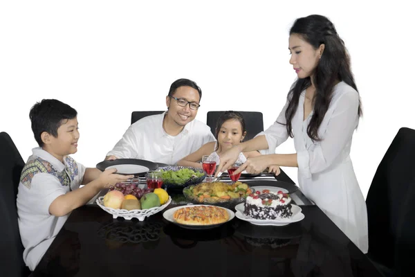 Moeder die geven van maaltijden voor haar familie op studio — Stockfoto