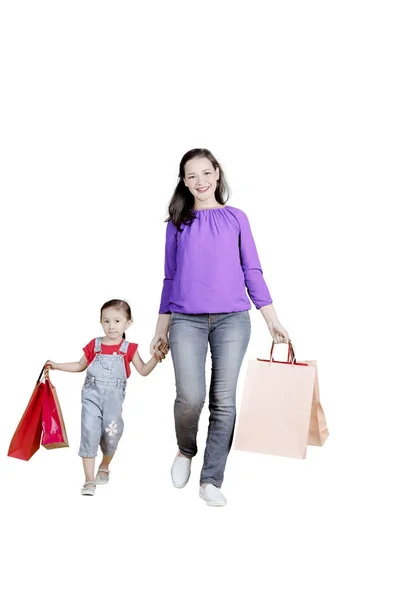 Mère et enfant portant des sacs à provisions en studio — Photo