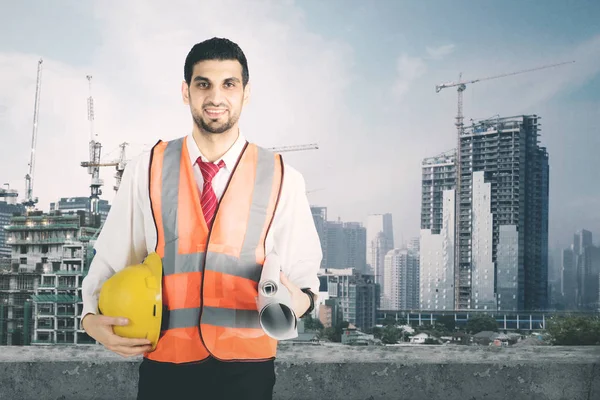 Çatıda duran erkek mühendis