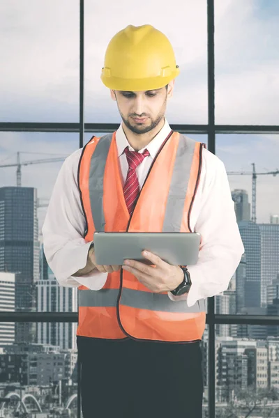 İtalyan foreman ofiste tablet kullanma — Stok fotoğraf