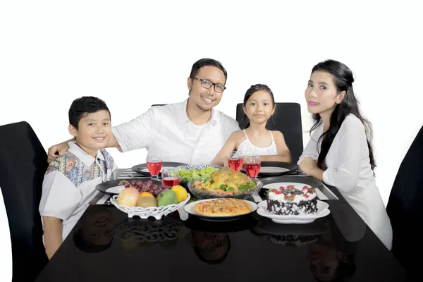 Indonesische Familie beim Abendessen im Studio — Stockfoto