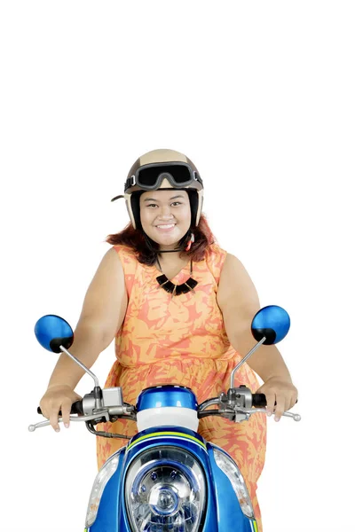 Mujer obesa feliz montando una motocicleta en el estudio —  Fotos de Stock