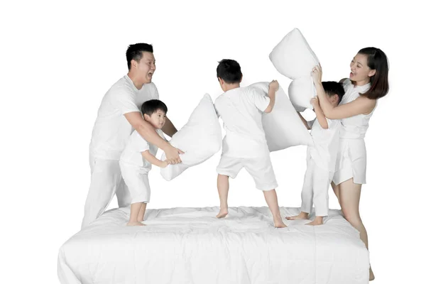 Щаслива родина бореться з подушками на студії — стокове фото