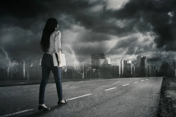 Lavoratrice che cammina sulla strada sotto il temporale — Foto Stock