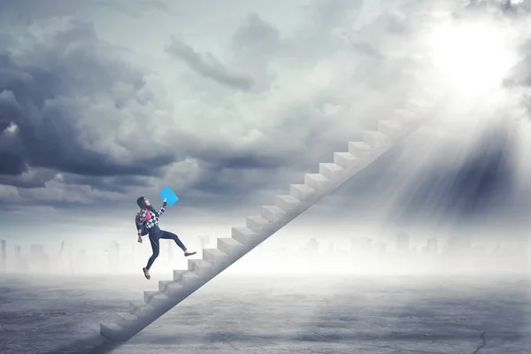 Estudiante corriendo por las escaleras — Foto de Stock