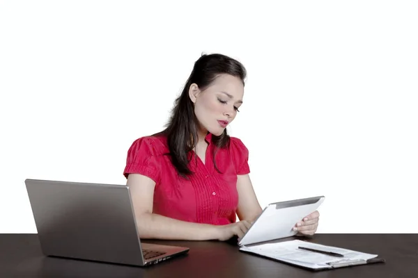 Γυναίκα επιχειρηματίας χρησιμοποιώντας ένα tablet σε στούντιο — Φωτογραφία Αρχείου