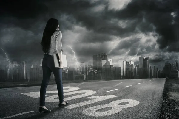 Vrouwelijke werknemer lopen onder de regen — Stockfoto