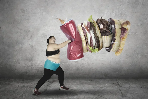 Mulher gorda batendo fast food — Fotografia de Stock