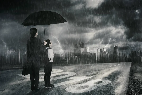 Family looking at thunderstorm on the sky — Stock Photo, Image