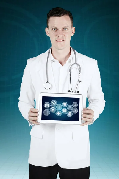 Doktor ukazující digitální tablet s lékařskou ikony — Stock fotografie
